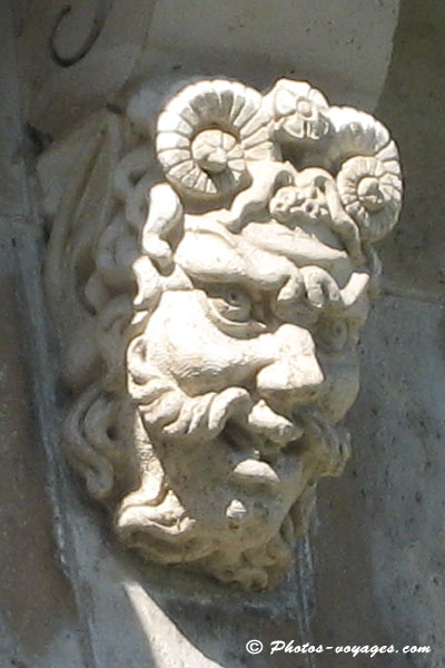 Visage d'homme sculpté sur le pont neuf à Paris