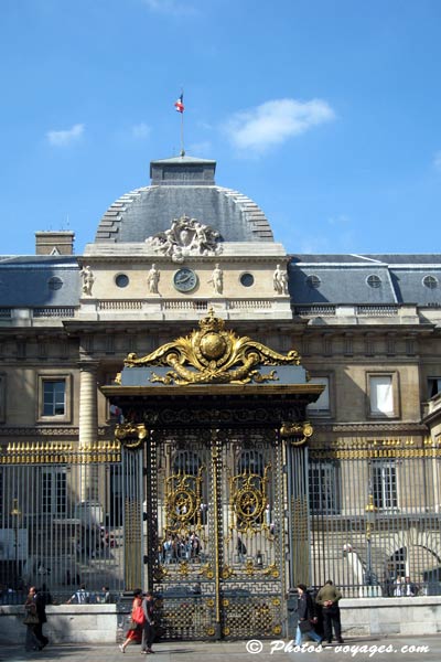 Cour et imposante porte du palais de justice de Paris
