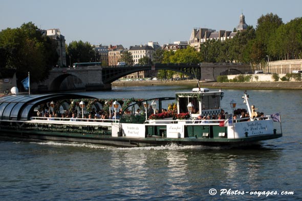 Pont Sully et bateau mouche