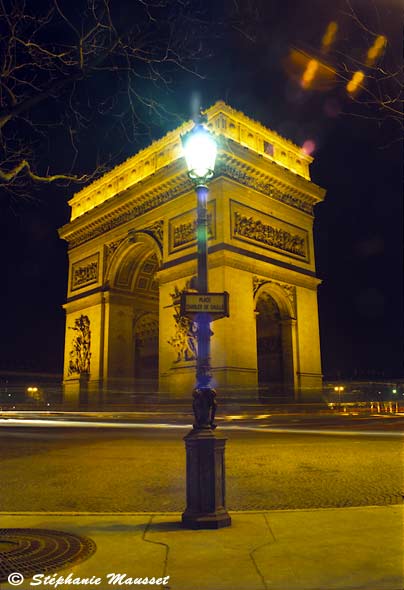 Night shot of the arc de triomphe