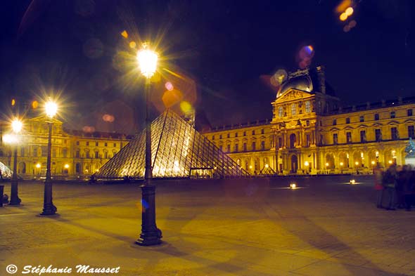 Cour du Louvre éclairée de nuit et pyramide