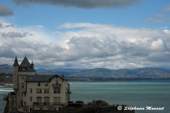 Contrastes entre chateau ombragé et océan bleu