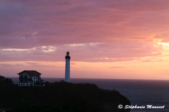 coucher de soleil et ciel pourpre sur phare