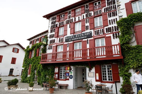 Espelette au pays basque, rue et maisons typiques