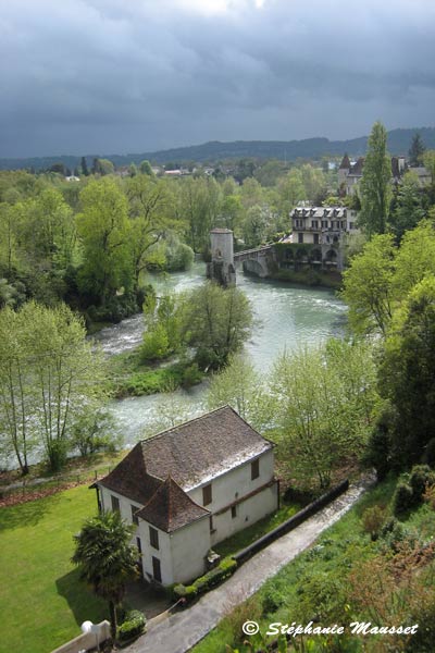 Sauveterre de Bearn entre soleil et nuages menaçants