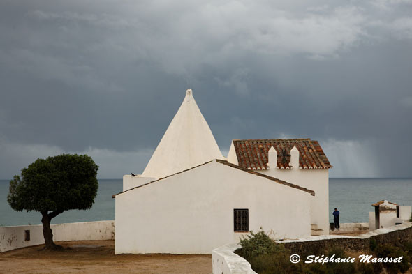 église blanche ciel nuageux gris noir