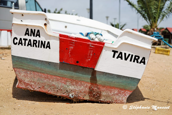 bateau à marée basse sur le sable de Tavira