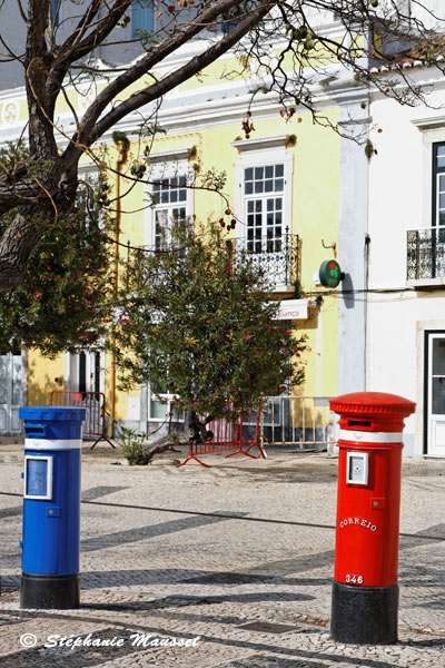 rue haute en couleur de Faro au Portugal