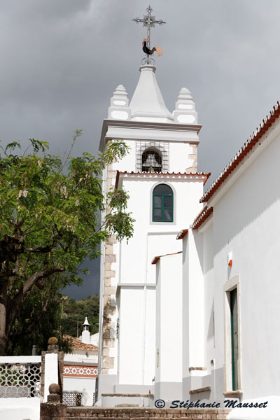 église blanche d'Alte et ciel noir menaçant