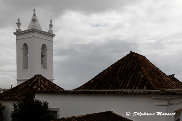 Tavira au Portugal compte 37 églises dont voici un clocher