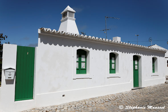 maison portugaise murs blancs