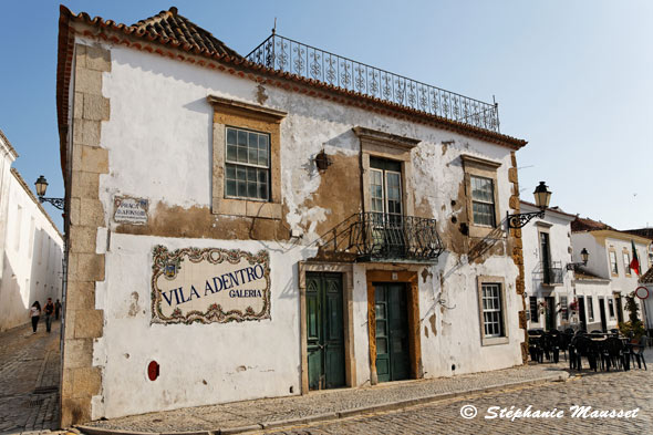 bâtiment d'une place de Faro au Portugal
