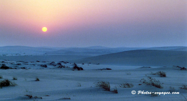 crépuscule dans le désert au Qatar
