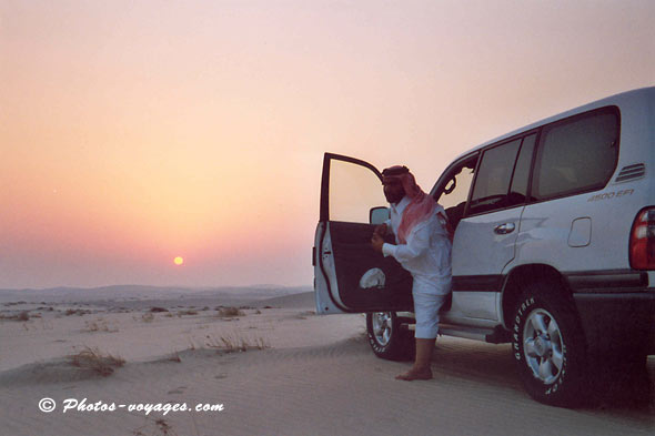 4x4 et coucher de soleil dans le désert arabique