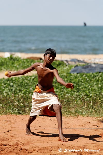 Jeune lanceur jeu de cricket sur une plage