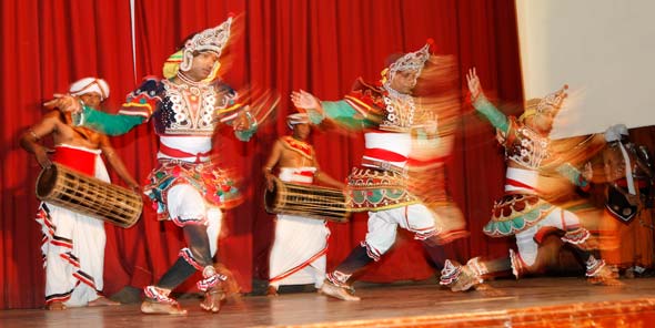 Flou de bouger sur danseurs du Sri lanka