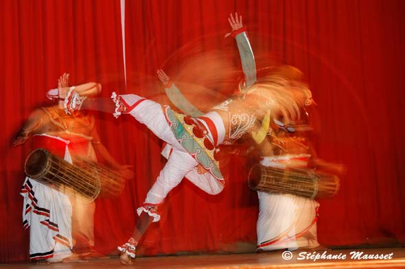 rotation rapide du danseur costumé du sri lanka
