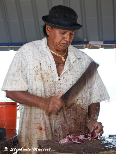 Découpe du poisson sur le marché