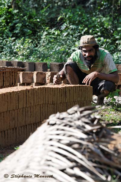 homme fabriquant des briques artisanales