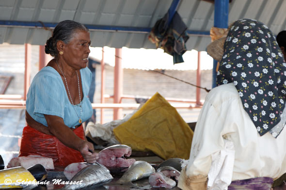 Femmes sri lankaises achètent du poisson au marché