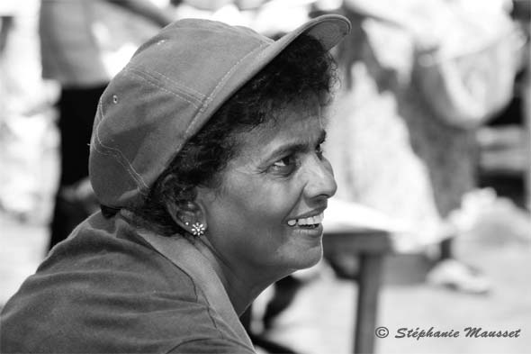 Portrait noir et blanc de femme qui rit au Sri lanka