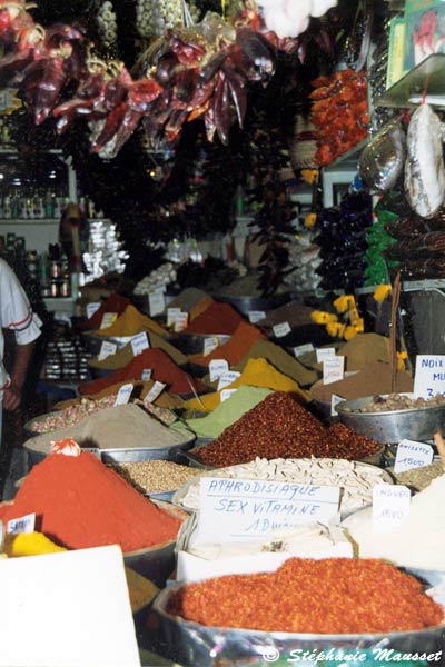 Photo colorée de vente d'épices en Tunisie