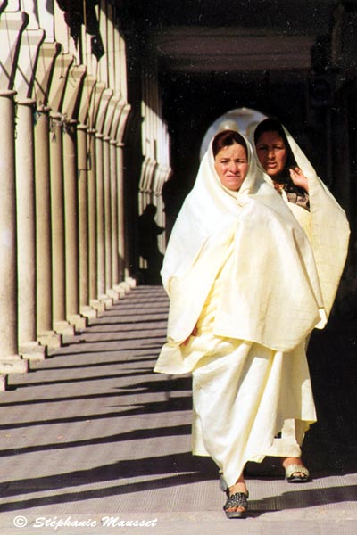 Tunisiennes voilées de blanc et colonnades