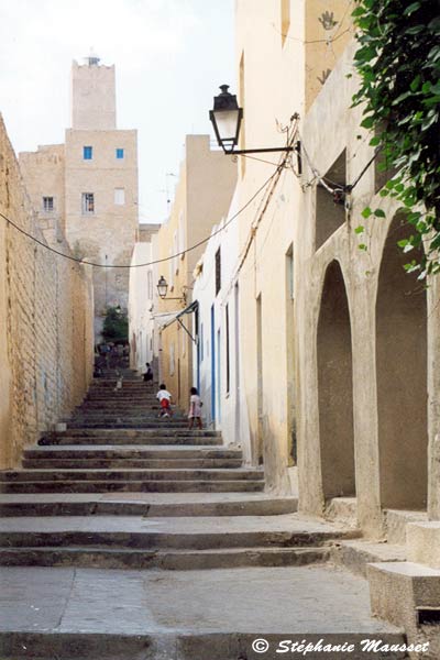 Marches dans une rue de Sousse