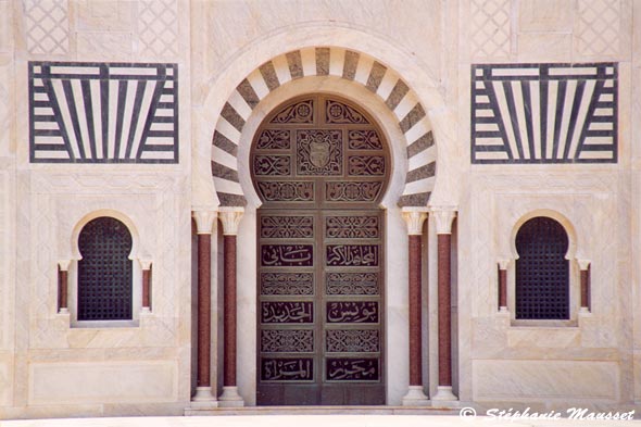 Porte d'entrée du mausolée Habib Bourguiba