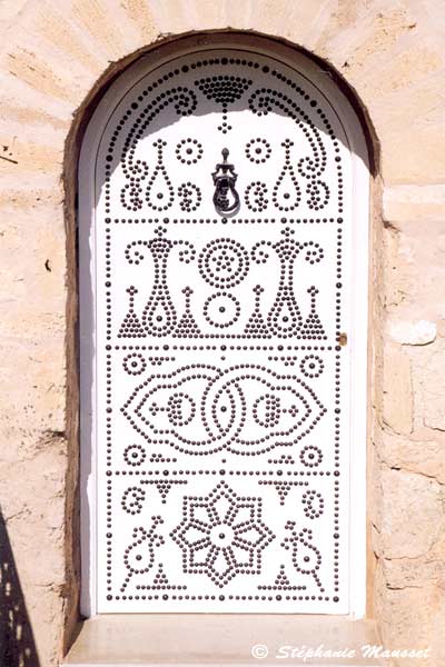 Décoration artistique d'une porte de Monastir
