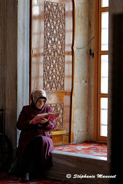 Musulmane dans la mosquée bleue