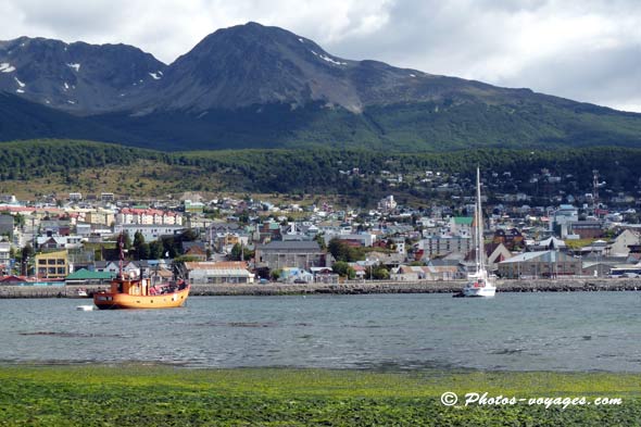 Panorama paysager d'Ushuaia depuis le port