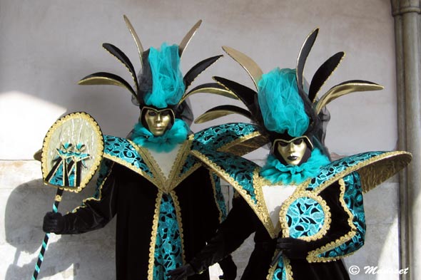 couple au déguisement noir et bleu turquoise carnaval de Venise