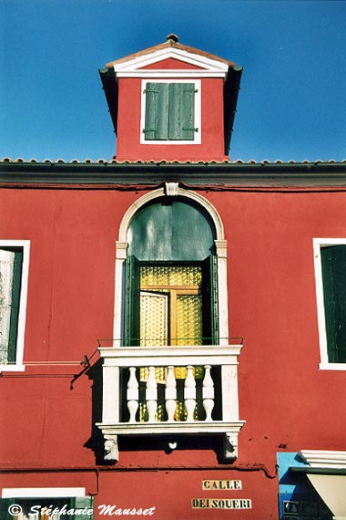 Façades rouge et volets verts de Burano