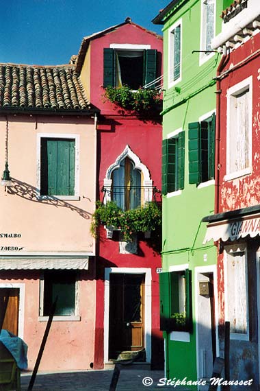 Place de Burano aux couleurs vives
