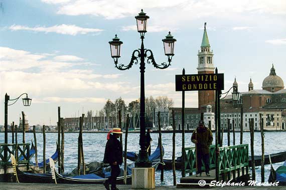 Gondoliers attendant le touriste à Venise