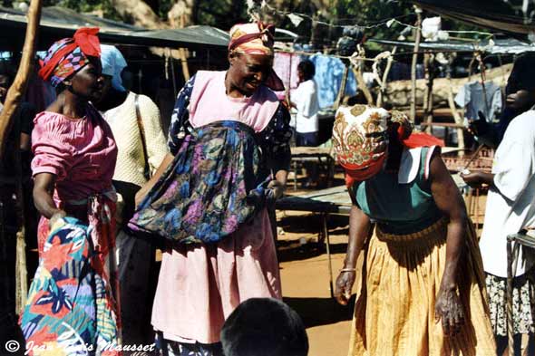 Femmes zimbabwéennes discutant sur le marché