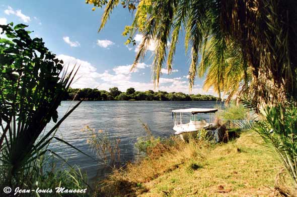Paysage du Zimbabwe, bateau sur le Zambèze