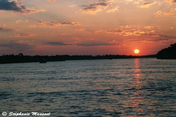 Paysage coucher de soleil au Zimbabwe, bateau sur le Zambèze